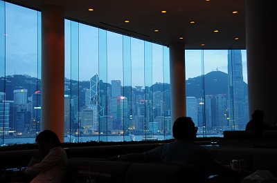 ヴィクトリアハーバーと香港島のビル群