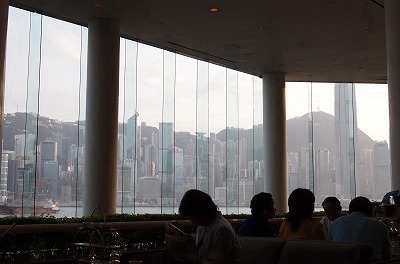 ヴィクトリアハーバーと香港島のビル群