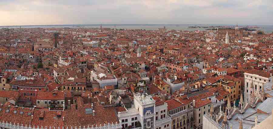時計塔とヴェネツィア中心部