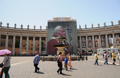 噴水と1本に見える柱