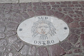 秘密集会所への道しるべ