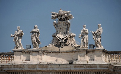 回廊上部の聖人像