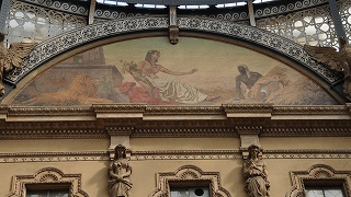 中央十字路の頂上のフレスコ画