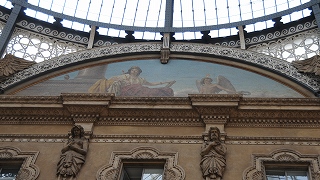 中央十字路の頂上のフレスコ画