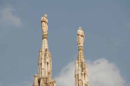 尖塔の彫像