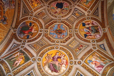 天井を飾るフレスコ画