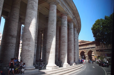 サン・ピエトロ広場の円柱と秘密通路