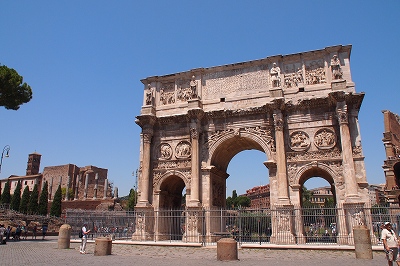 コンスタンティヌス帝の凱旋門の左側がフォロ・ロマーノ