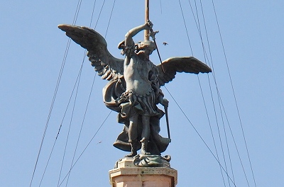 大天使ミカエルの像