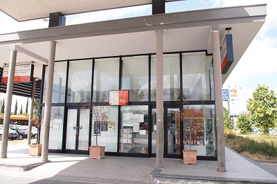 バス乗り場前の案内所