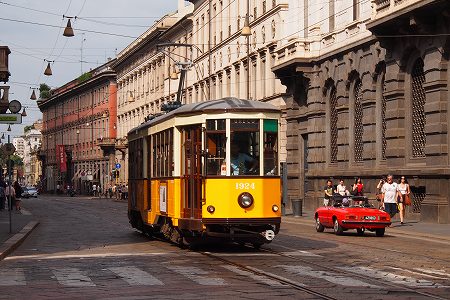 アレッサンドロ・マンゾーニ通りを行くトラム