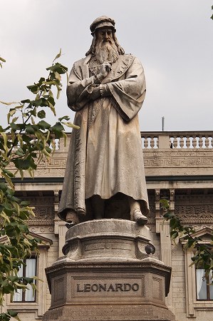 レオナルド・ダ・ヴィンチの像