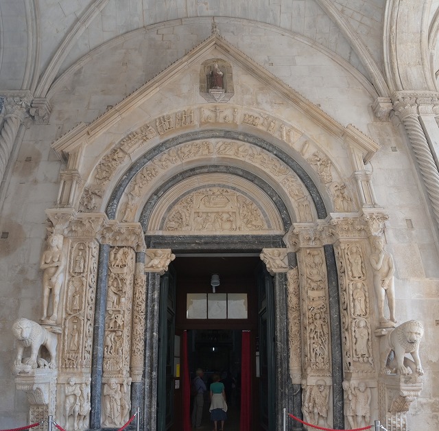聖ロヴロ大聖堂の正面入口