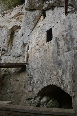プレジャマ城の奥の洞窟入り口