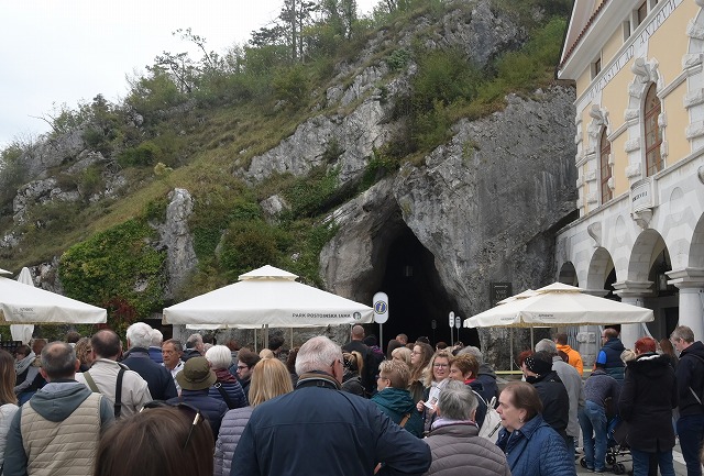 ポストイナ鍾乳洞入場口