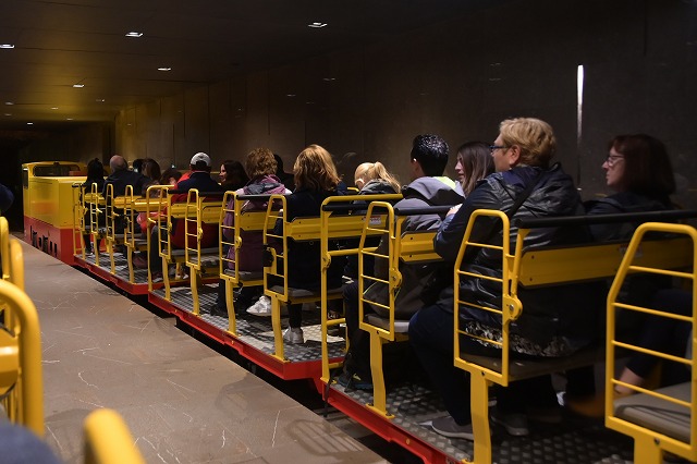 ポストイナ鍾乳洞　トロッコ列車