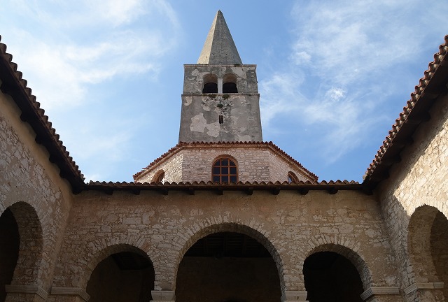 アトリウムの中から見た鐘楼