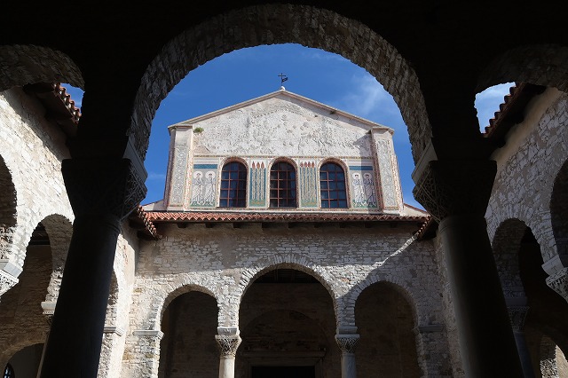 柱廊の中から見たアトリウムと大聖堂