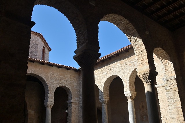 柱廊が並ぶアトリウム