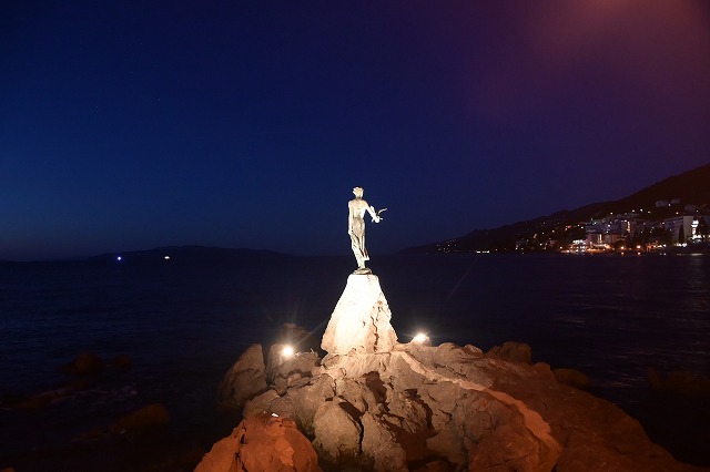 カモメと少女の像