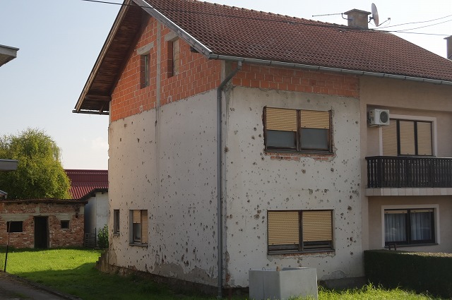 弾丸の跡が残っている民家