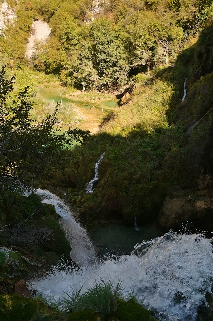 コラナ川に注ぐサスタヴツィ滝