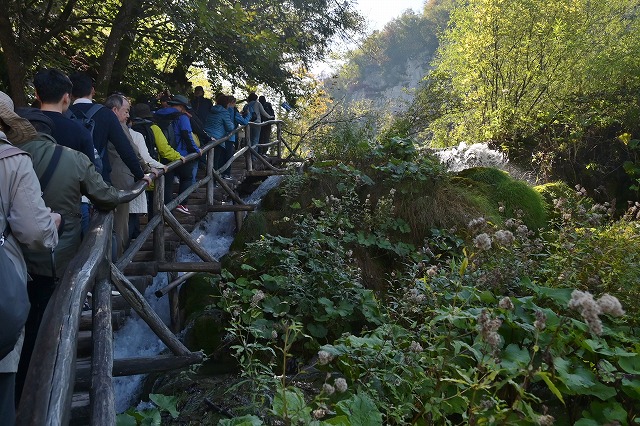 カヴァノヴァツ湖へ進む右側への緩やかな階段