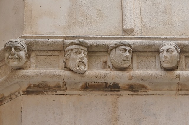 石造りの頭部の彫刻