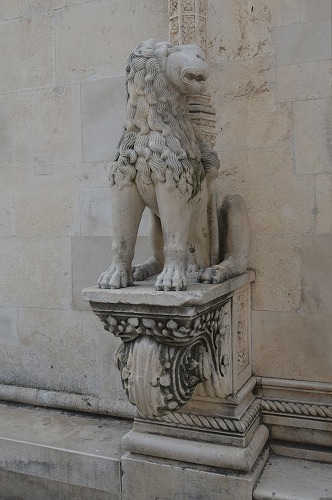 獅子の門　ライオン像