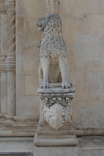 獅子の門　ライオン像