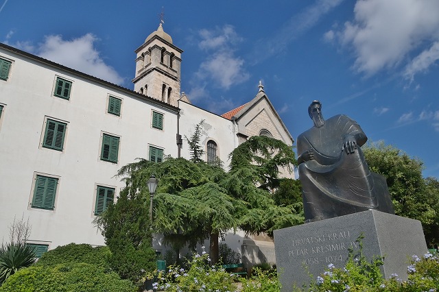 聖フランシスコ教会とペタル・クレシミール4世の像