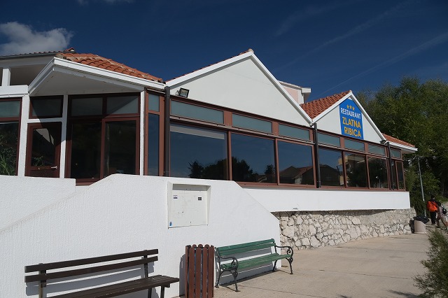 シーフードレストラン「Zlatna Ribica」