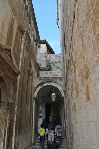 フランシスコ会修道院の入口