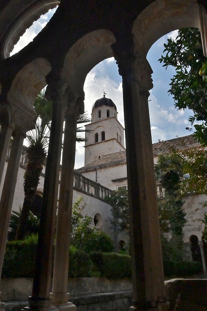 フランシスコ会修道院の中庭