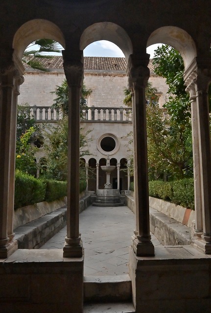 フランシスコ会修道院の中庭