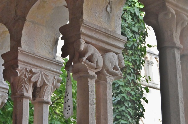 フランシスコ会修道院の柱のダルマチア