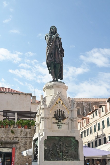 イワン・グンドゥリッチの像