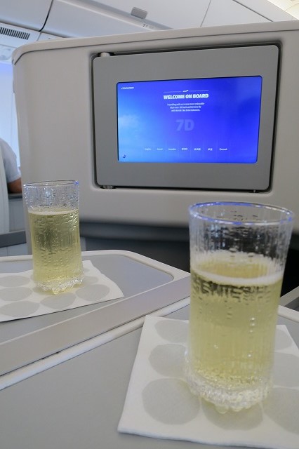 イッタラのグラスでシャンパン