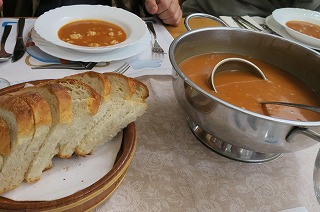 大皿のスープとパン