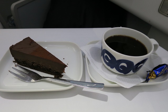 フィンエアーのデザート　チョコレートケーキ