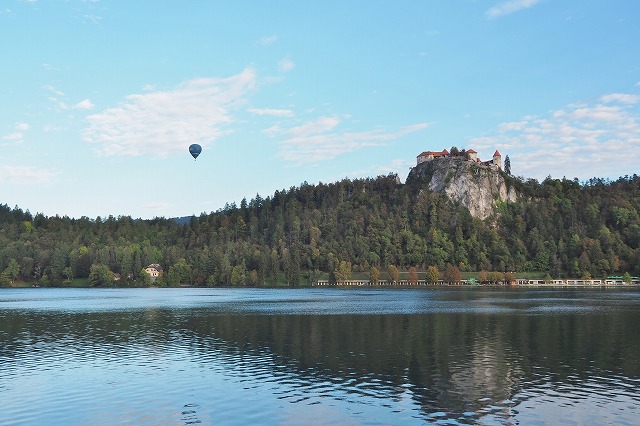 ブレッド湖と気球