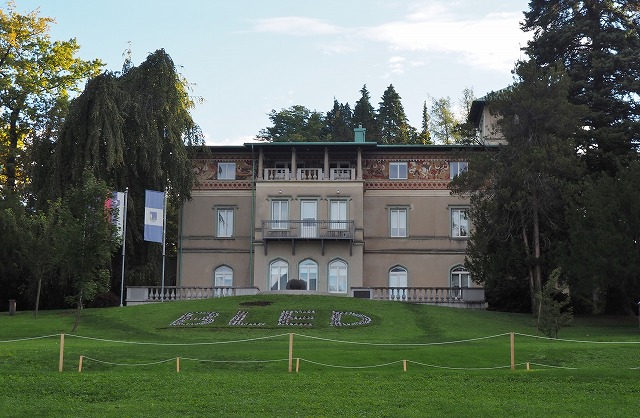 ブレッド湖畔の市役所