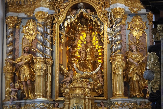 聖母被昇天教会の主祭壇