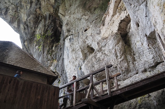 プレジャマ城の奥の洞窟への渡り廊下