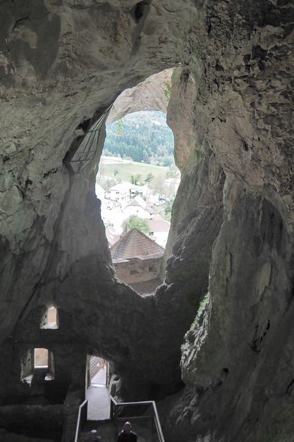 プレジャマ城の洞窟からの眺め