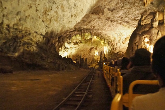 ポストイナ鍾乳洞　トロッコ列車