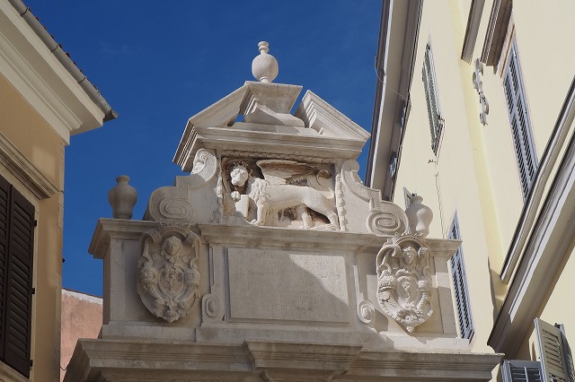 バルビ門の彫刻