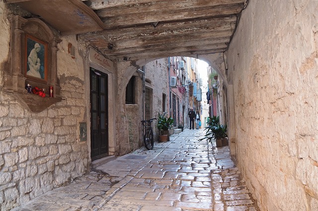 ロヴィニの石畳のトンネル