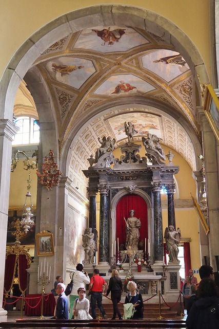 聖エウフェミア教会　祭壇