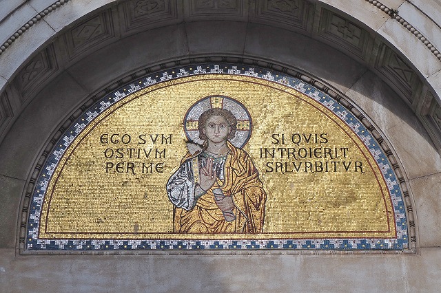 聖エウフラシス大聖堂の入り口のモザイク